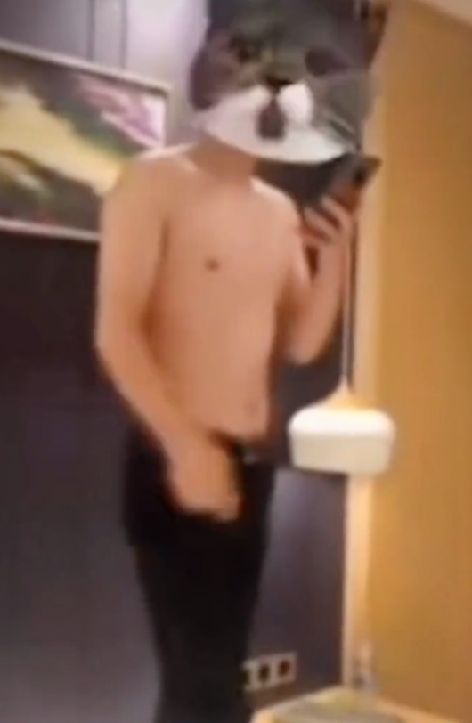 江苏，男子跟好朋友去找朋友妻子出 轨的证据时，以欺骗方式骗得男方打开房门，并强行