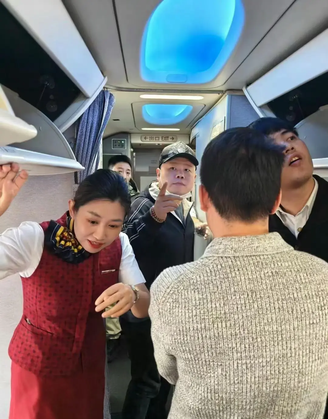 岳云鹏当时一扭头看着我 他好像有点不知所措
