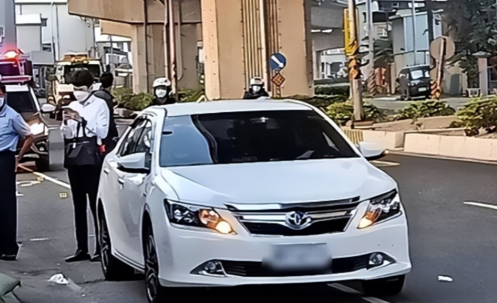 台湾街头上演五分钟枪战，黑道大哥持枪扫射！