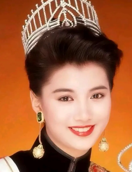 演员，袁咏仪说，我是1990年香港小姐的冠军，曾志伟是那届的司仪。我刚拿冠军没多
