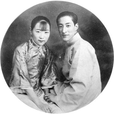 1962年，一位嘴唇、脸庞紫得发黑，头发全白、牙齿掉光，瘦到脱相的老人，在上海监
