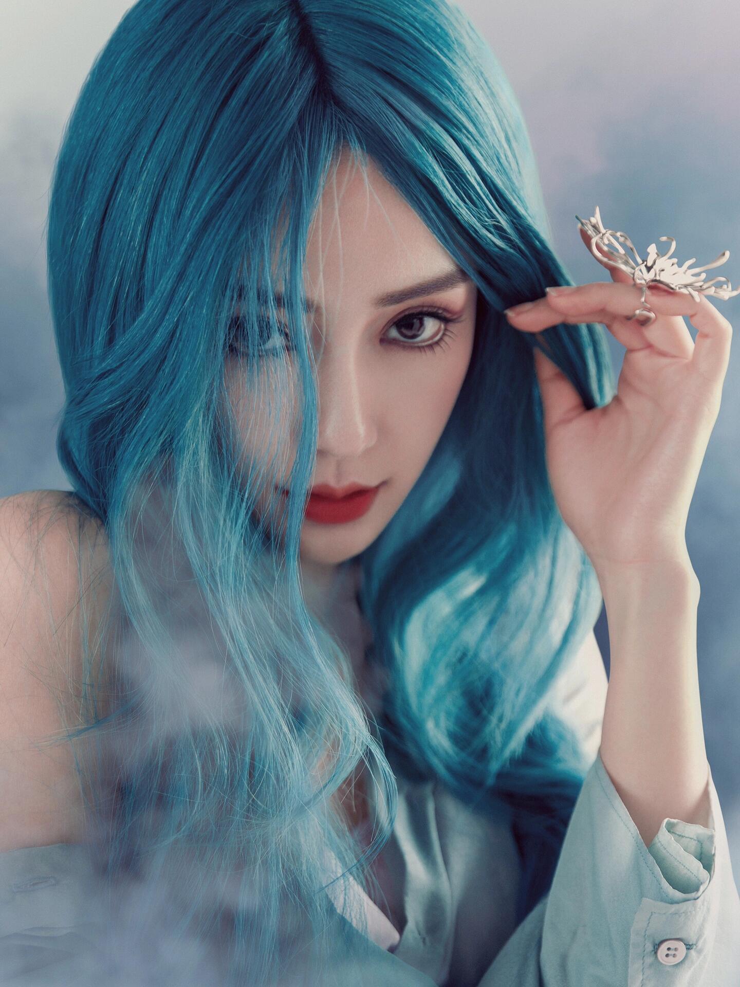 Angelababy蓝发人鱼姬造型