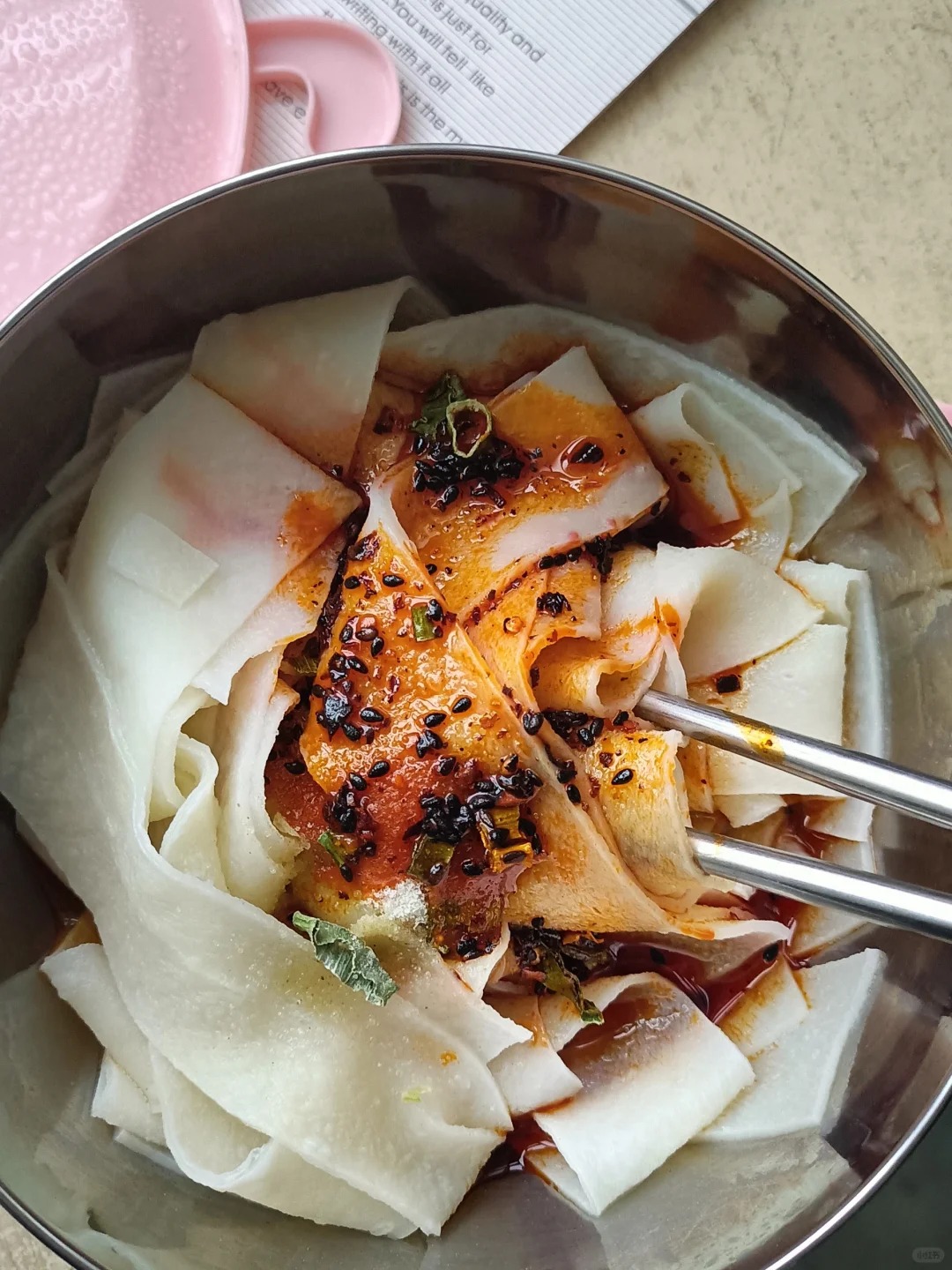 被室友孤立的第50天，自己吃面皮，很好吃
去超市买了巧克力饼干和牛奶小饼干
甜甜