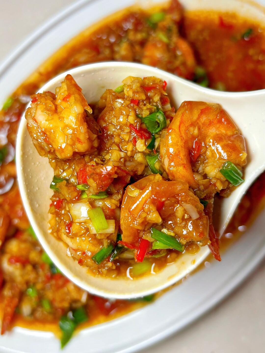 没有谁能拒绝蒜蓉大虾吧🍤蒜香浓郁的酱料配上鲜美Q弹的虾肉🦐味道太赞了👍让我