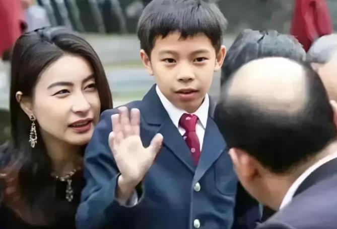 郭晶晶一家在哈尔滨旅行。
 
孩子们大大方方露面，多可爱，不用遮掩，这才是明星！