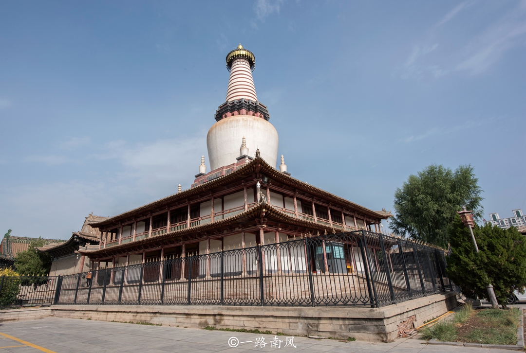 中国最大的西夏佛堂，里面有全国最大的室内泥塑卧佛，就在张掖