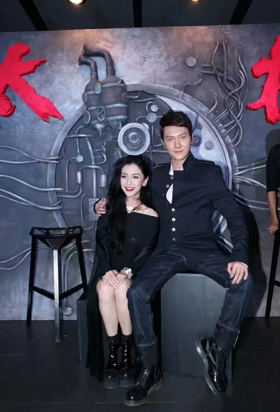 杨颖和谁啊？这么亲密。
男的英俊绅士，成熟稳重，感觉比黄晓明还精神，你认识他是谁