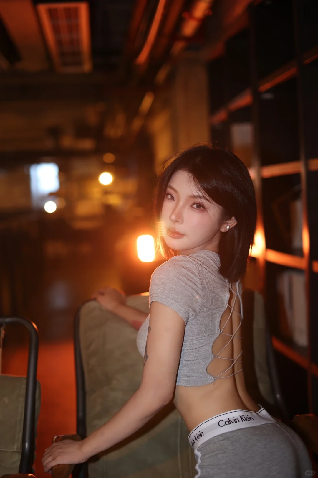 我现在屁股翘到可以顶一瓶汽水了耶