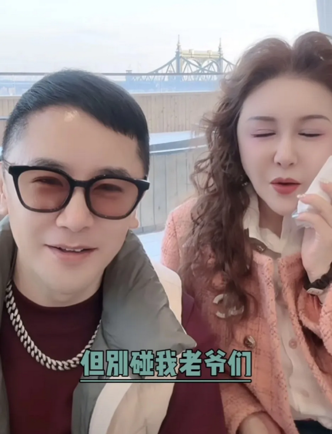 姜鹏妻子紧急开启直播：警告公司的所有漂亮女艺人，千万不要和我老公在公司里面搞一些