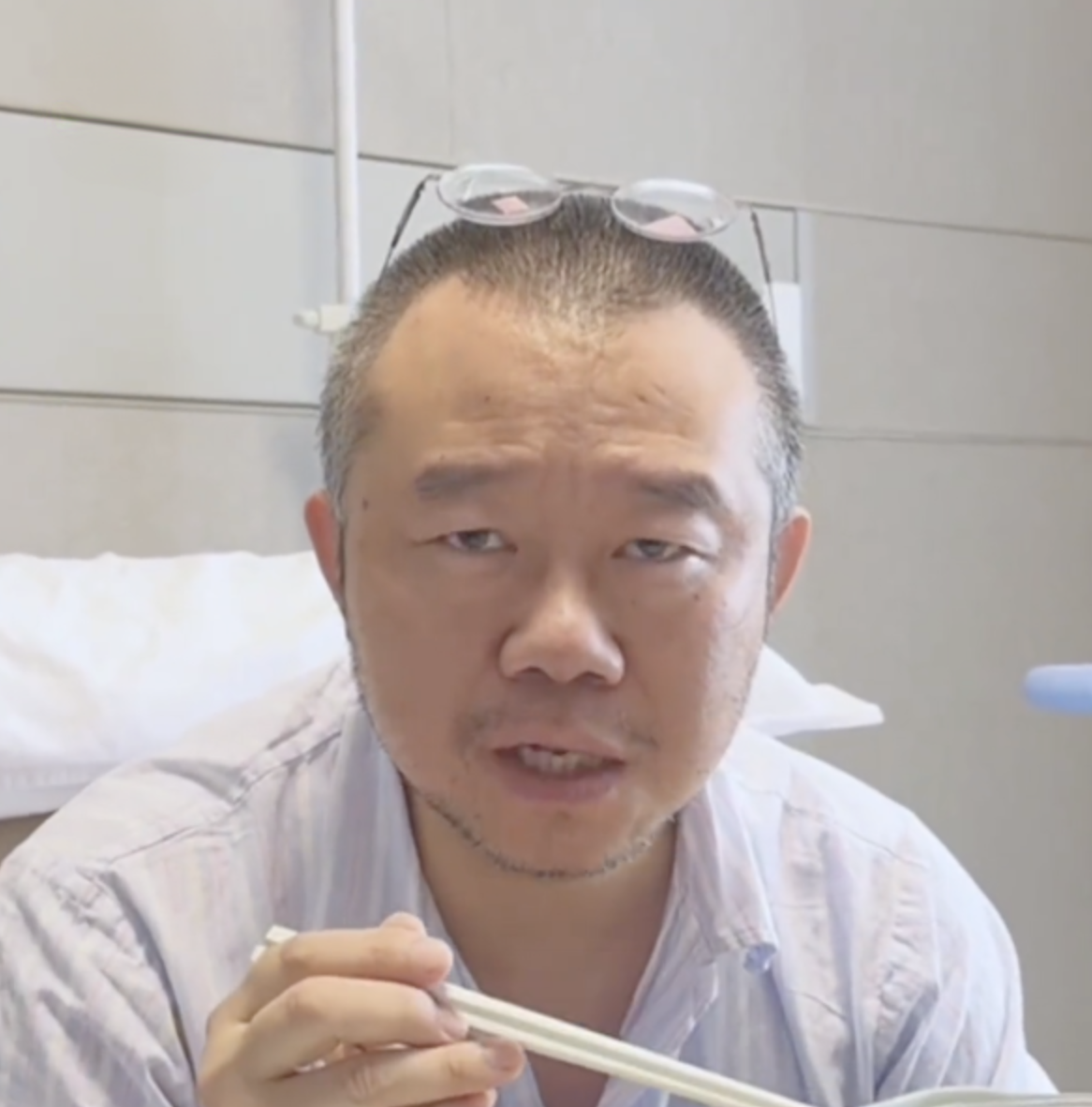 生个病都能当80集电视剧来拍，涂磊是懂流量的，这样的憔悴粉丝看了会心疼。好几个机