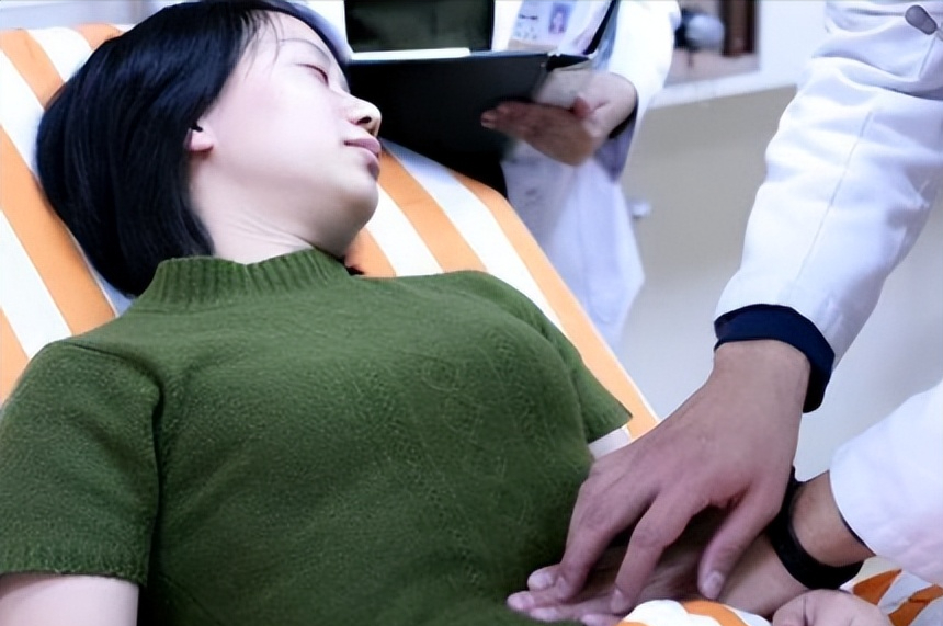万万没想到啊！一00后女子因胃部不适，68岁的男医生抚摸女子胸部，还问她“是否在
