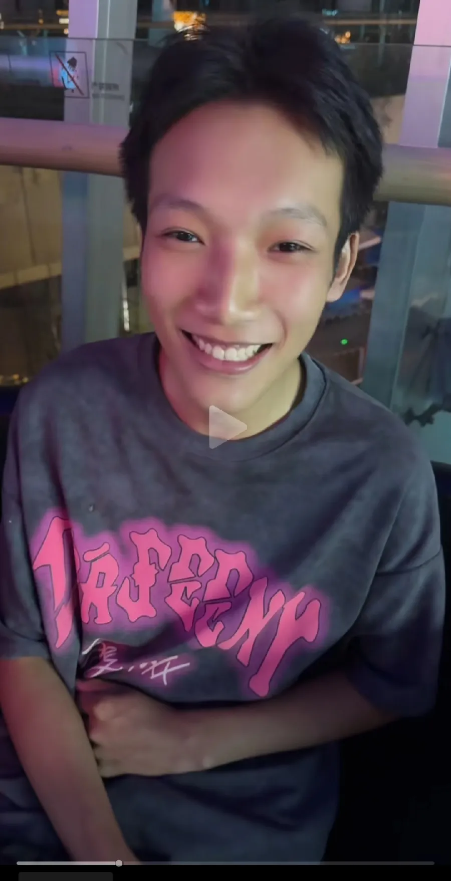 女网友偶然采访到青岛地铁上被打的小哥：
1. “是不是有人欺负你了？”小哥说：“