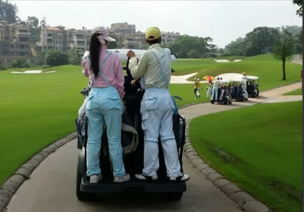 广东广州，一女子与三个生意合作伙伴去打高尔夫球时，分别乘坐两辆球车前往下一个目的