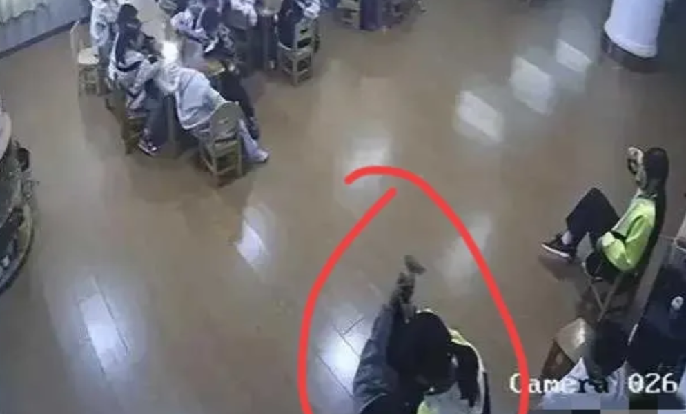 太令人愤慨了，六安一幼儿园老师竟然拿竹签虐打孩子！

一、11月7日，一则举报电