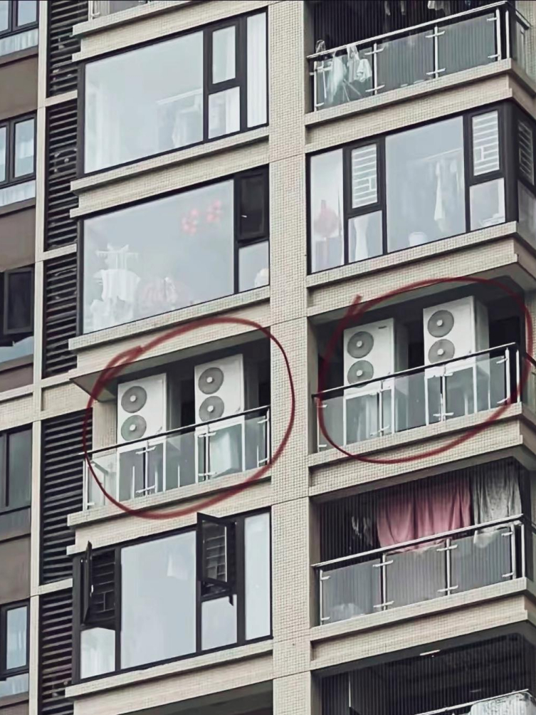    今日在小区中，瞧见一层住户家的阳台，怎会弄成这般模样？这难道是空调外机？为