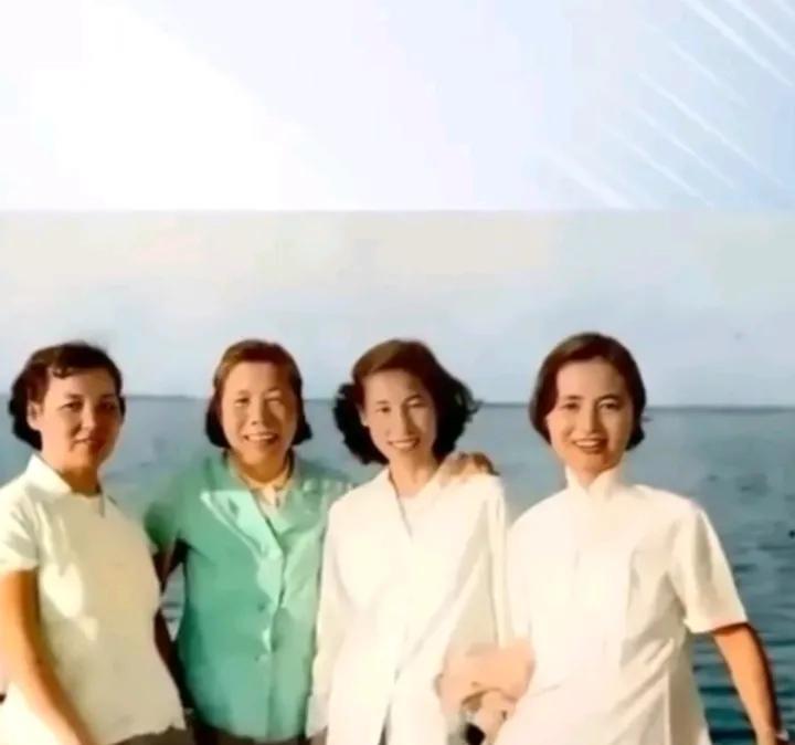 该照片拍摄于上个世纪60年代这是邓颖超和张茜女士等留下的一张珍贵合影，画面了四位