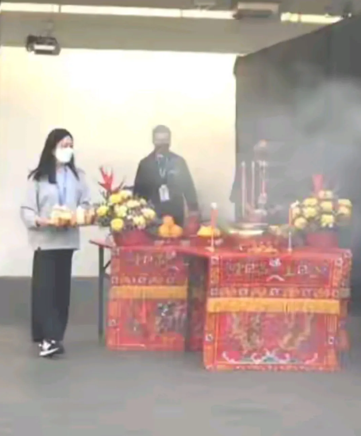 所以说朱丽倩对丈夫的事业不是无动于衷的，刘德华要在红馆开演唱会，朱丽倩也出来拜神
