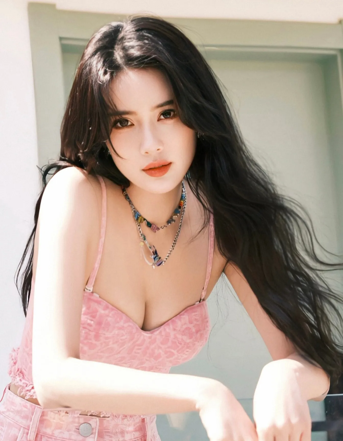 孟子义真的美得让人惊艳不已。她的面容精致如画，白皙细腻的肌肤吹弹可破，一双明亮的