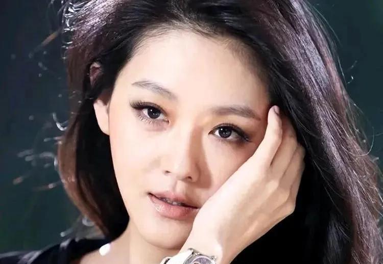 大S事件反转？保姆已接走孩子。汪小菲并没有去祭拜大S。网传他支付骨灰包机费，假的