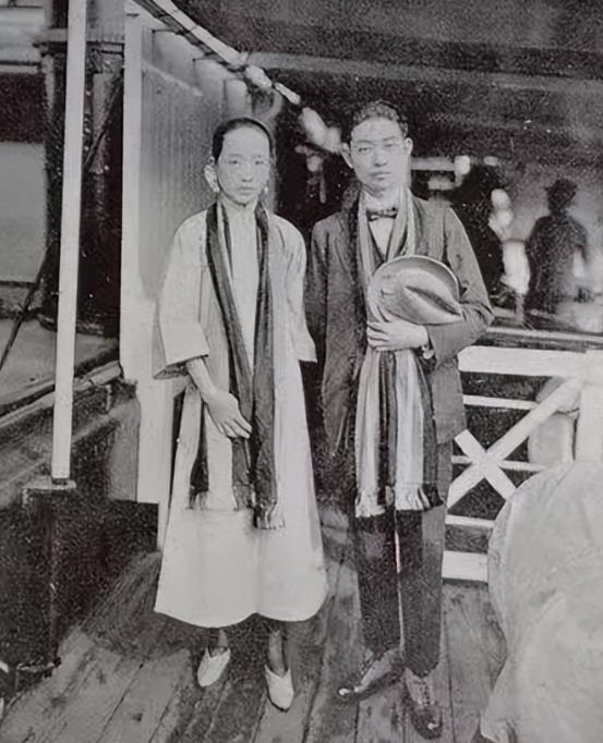 福芝芳出身梨园，凭借自身才艺在戏曲界崭露头角。她嫁给梅兰芳后，面对复杂局面，熬死