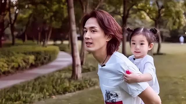 李承铉一家五口度假，儿子扎辫子，小脸圆润没下巴比姐姐还像妈妈