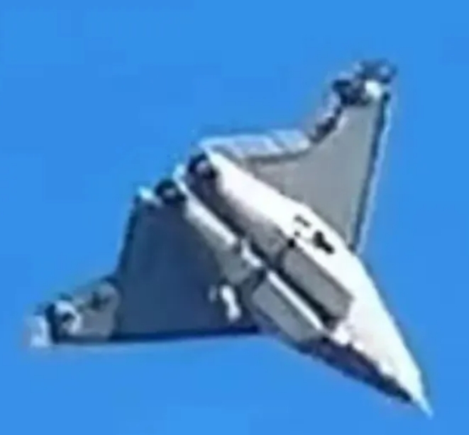 沈飞六代机缘何保留机腹沟？
    沈飞六代机近日又进行了双机试飞，仍然清晰可见