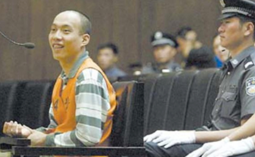 2005年9月，一个男子被枪决的第二天，他姐姐来到北京市第一看守所，送来一面锦旗