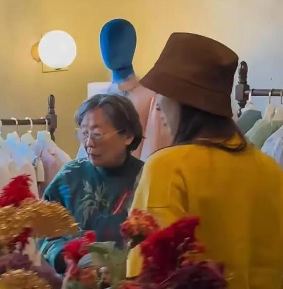 黄圣依从星女郎出道，在演艺路上历经起伏。近日，她陪妈妈逛街被拍。画面中亲妈白发苍