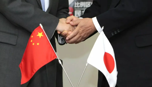 【中方出手后，日澳争相派代表团访华，想要中国给个台阶下？】

这两天，在美国的号