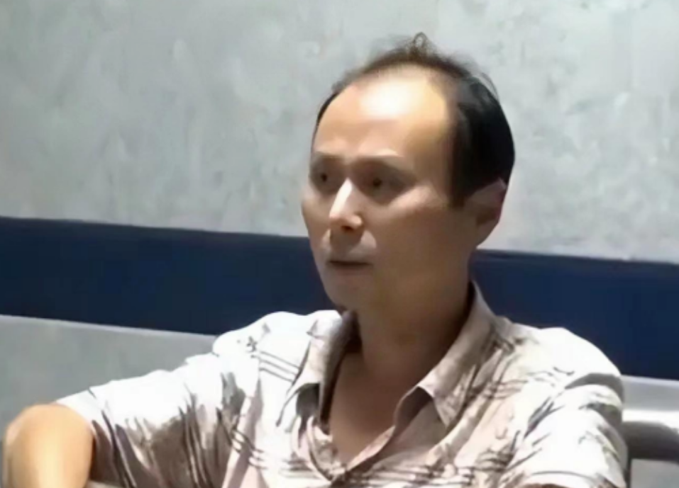 “法官帮奸商？那我捅了你”！2015年，湖北某法庭刚结束一起讨薪案件，法官准备离