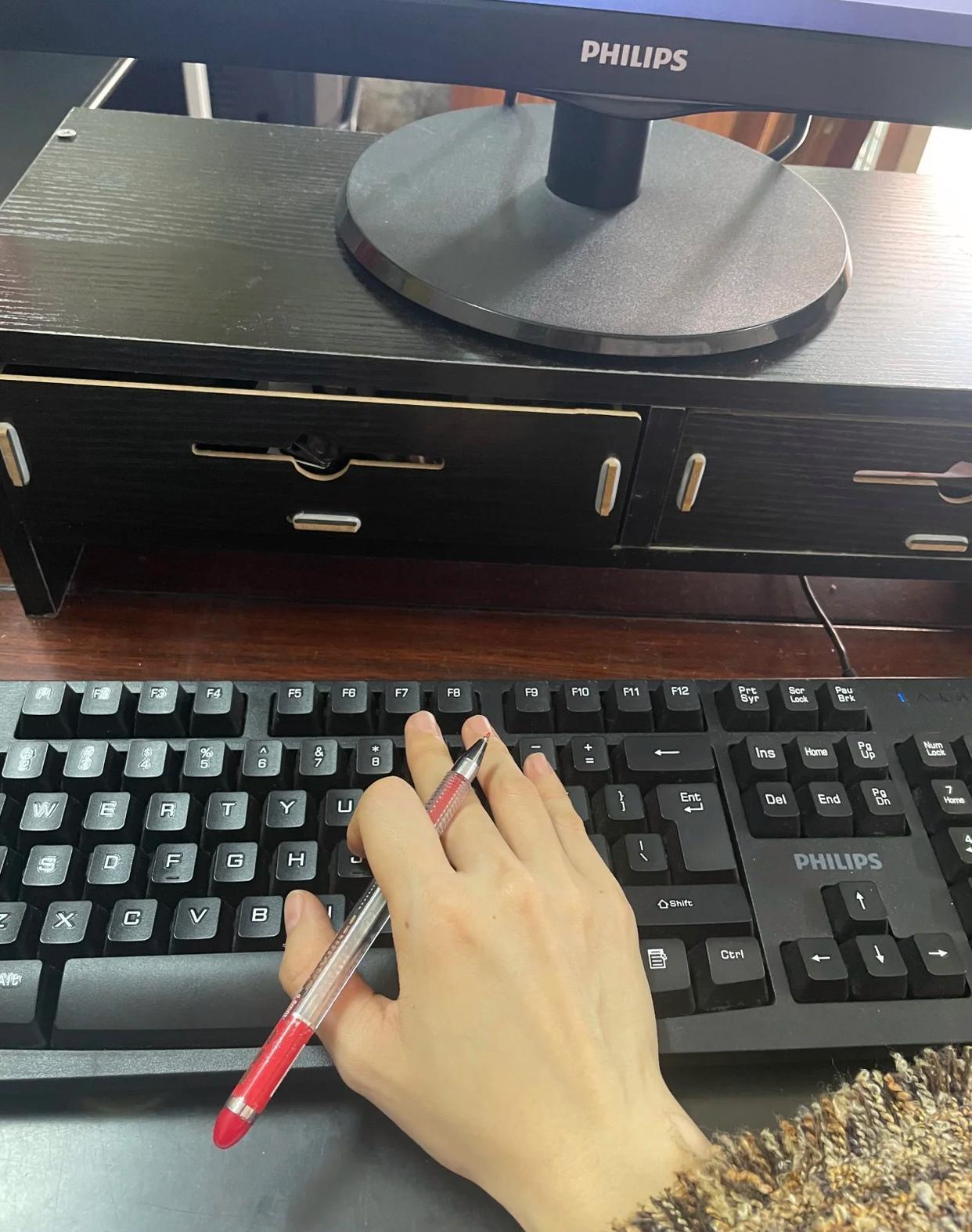 女同事的办公习惯，手上必须拿着笔，这是什么心理？