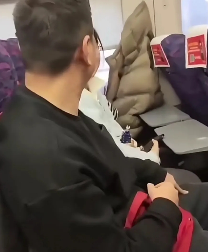 山东一男子坐高铁，看旁边的位置都有餐桌可以放下来，询问为什么我的座位没有餐桌。结