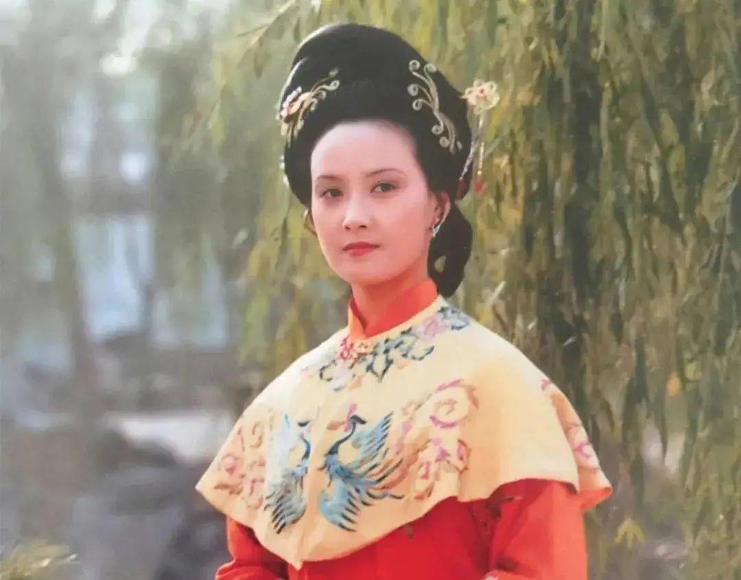 王熙凤为何年纪轻轻就香消玉损，是因为操劳过度吗？贾芸为求王熙凤办事，拿出礼物后说