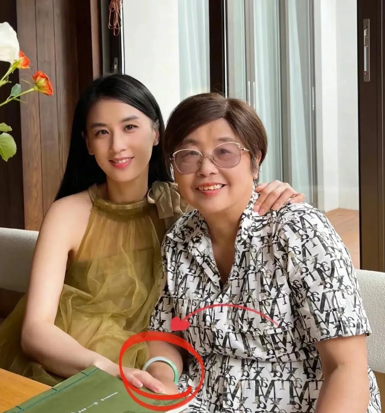 杨子离婚了，
最高兴的不是黄圣依，
应该是黄圣依的妈妈。
黄圣依出生于书香