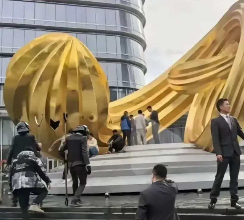300万中标，130万外包，施工方自掏90万建成，以不合格为由不给钱。
施工队认