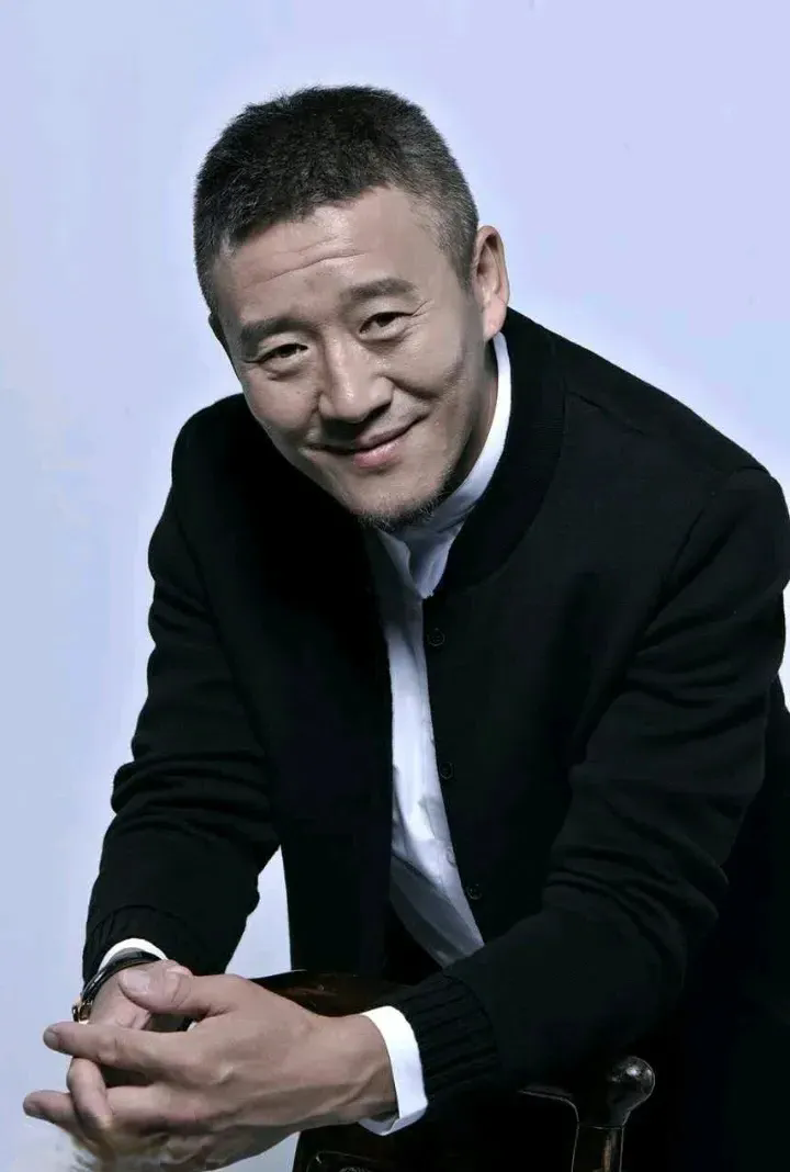 偶然间刷到一个演员的照片，瞬间就想起他在《我的前半生》里演的“老金”。不得不说，