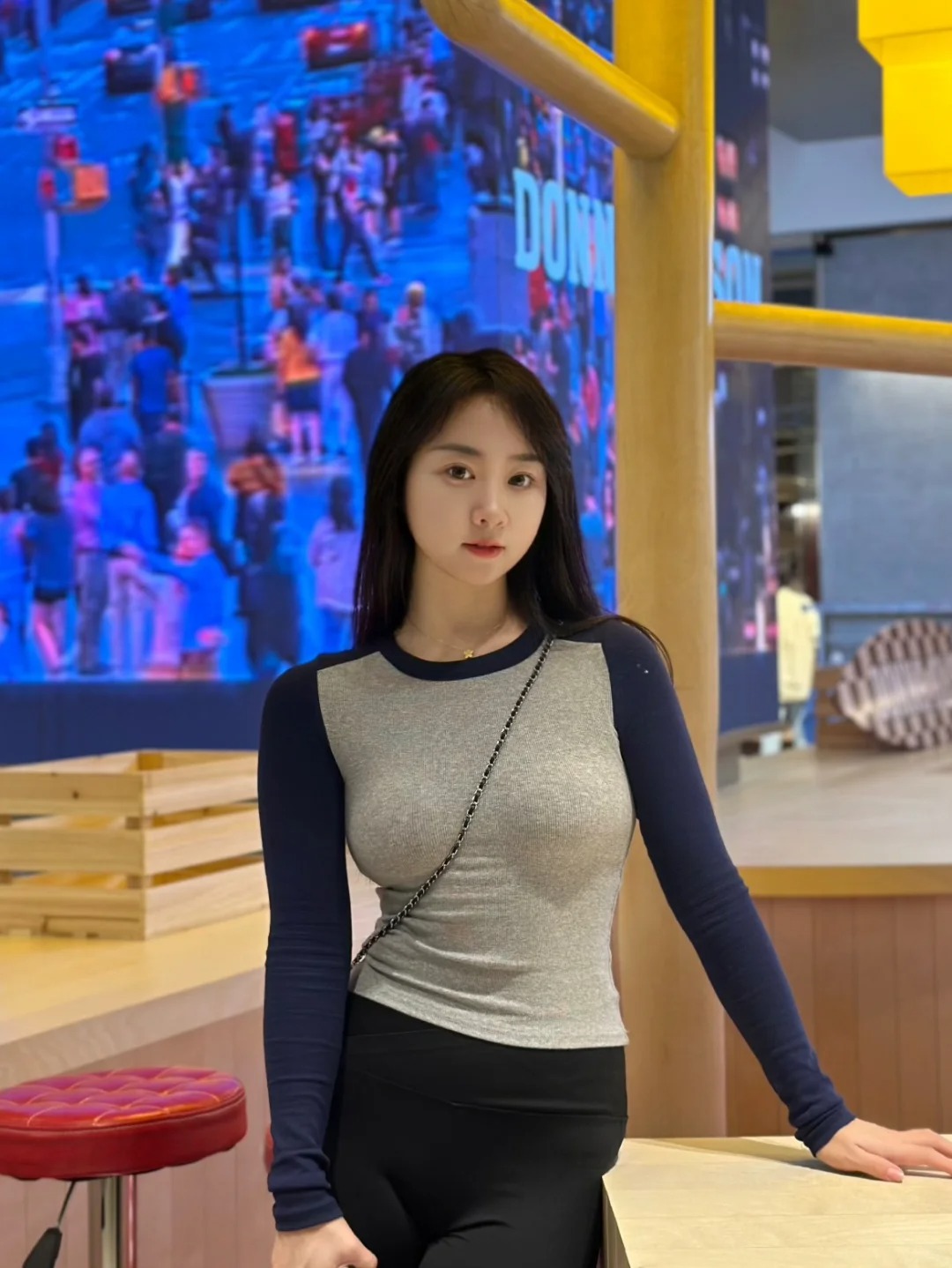 热爱每个运动瞬间
穿瑜伽服逛街真的是很舒服～而且超级显身材#在平凡日子里热爱生活
