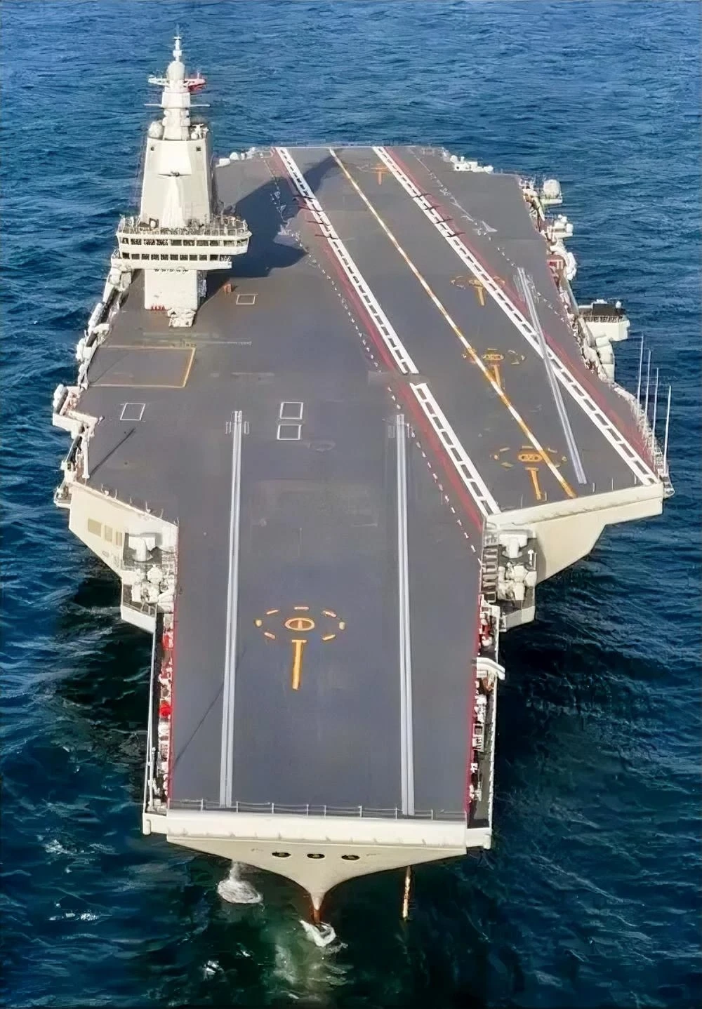 福建舰拒做8秒真男人。福建舰成功完成了为期8天的首次航行试验，证明了其动力和电力