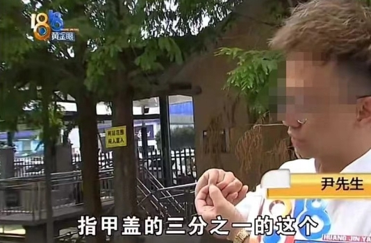 浙江，杭州。男子买了一辆50多万的奔驰，没多久挡风玻璃被砸出一个指甲盖大的坑，男