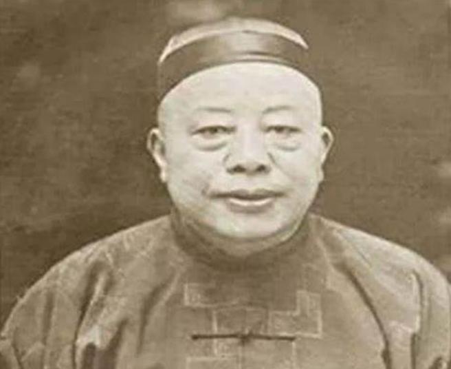 卢小嘉嚣张挑衅，黄金荣戏院挨揍，颜面尽失传笑谈