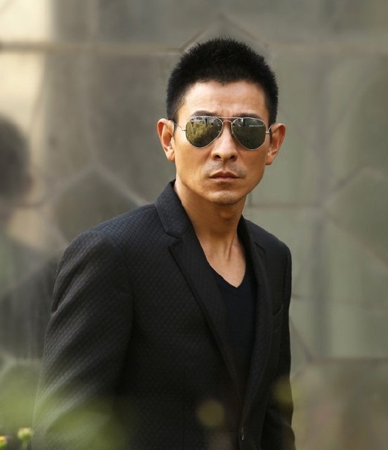刘德华在一次采访中被问到：刘天王，您倾情演唱了这么多歌曲，最钟意的是哪首呢？
