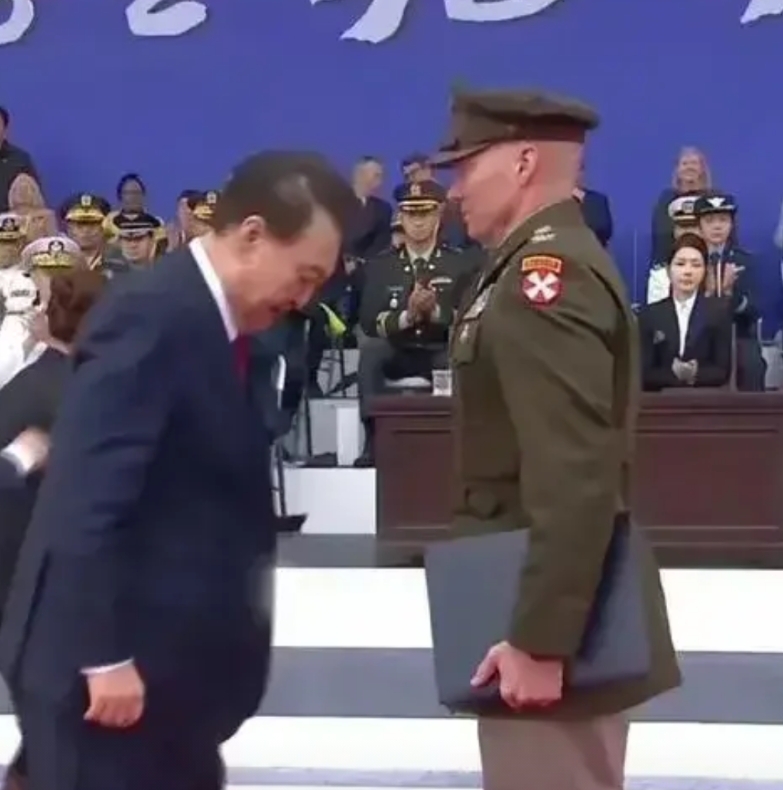 易锡悦这下玩完犊子了。搞个莫名其妙的戒严，经国会议员投票反对，155小时后就解除