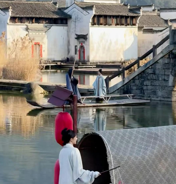 啊啊啊！杨紫和韩东君在片场甜蜜牵手，画面超有氛围感。两人的互动满是粉红泡泡，这对