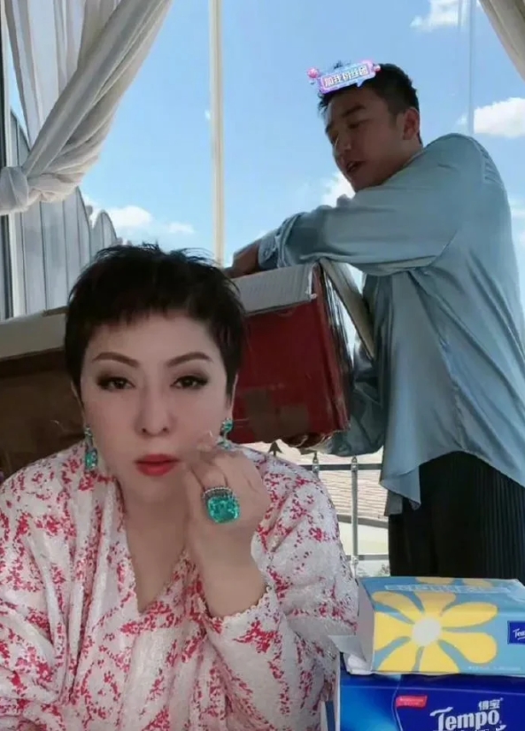 向太这人猴精猴精的
拿行李箱时隐身，大家吃鱼的时候也当没事人，一到自己带的牛肉干