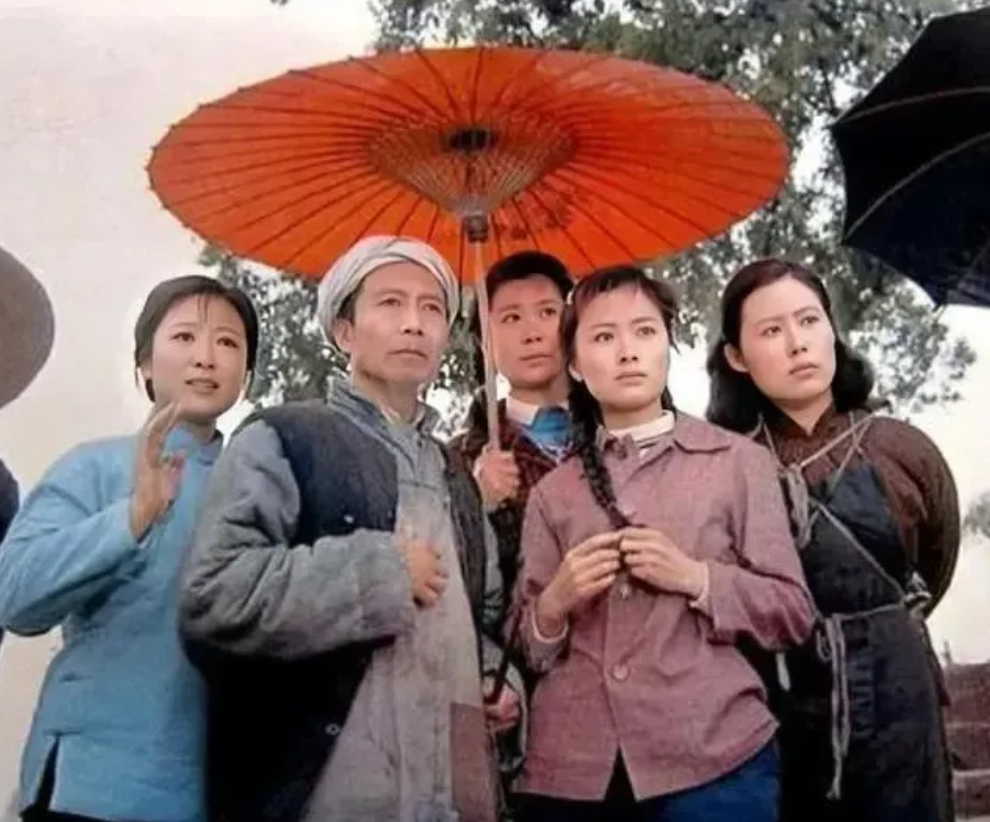 以前只看过北影拍的《许茂和她的女儿们》，八一厂拍的从没看过，今天我把八一版的《许