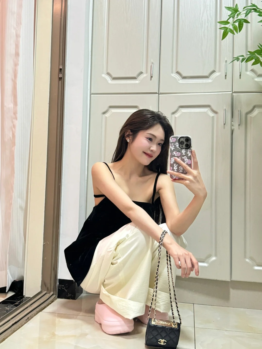 财阀小千金🧍‍♀️
吊带小上衣好公主呀👸
当小裙子搭配个短裤袜子就很千金风
