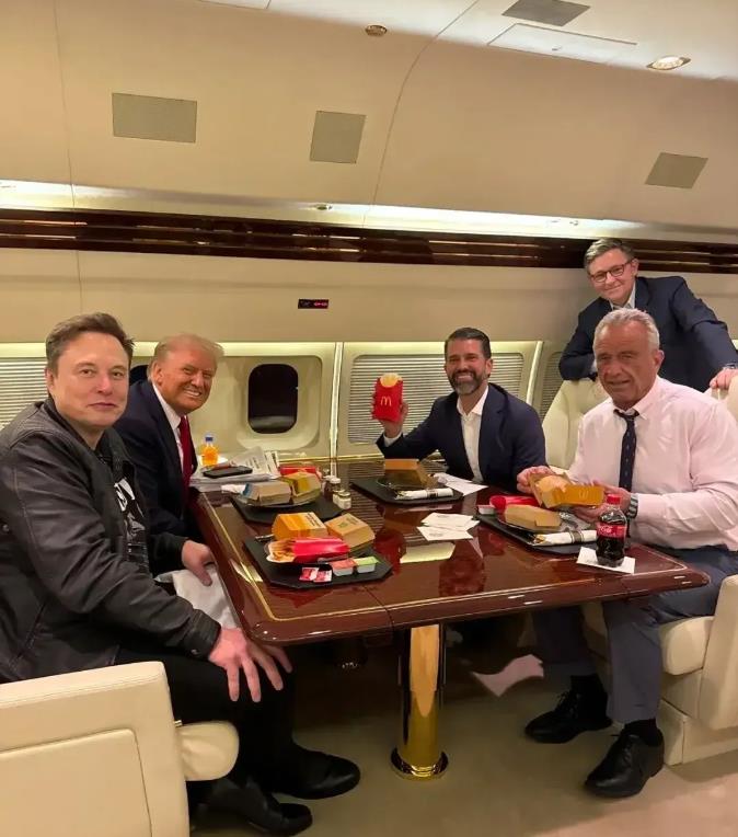 特朗普与马斯克的飞机餐，谁来买单？

马斯克目前是世界首富，也是人类社会有史以来