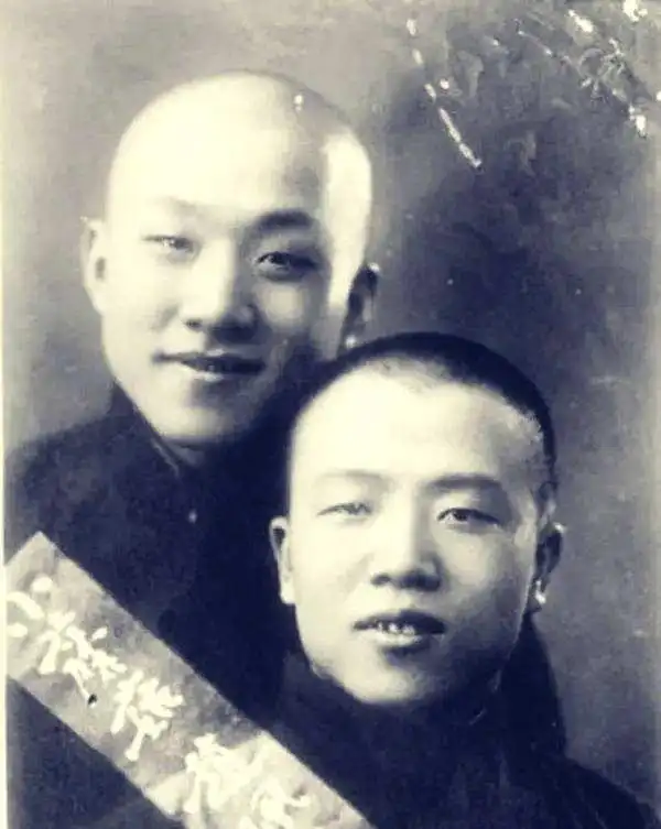 1951年，抗美援朝的战场上，警卫连向顾荣甫汇报了一项不起眼的小情报“有个相声演