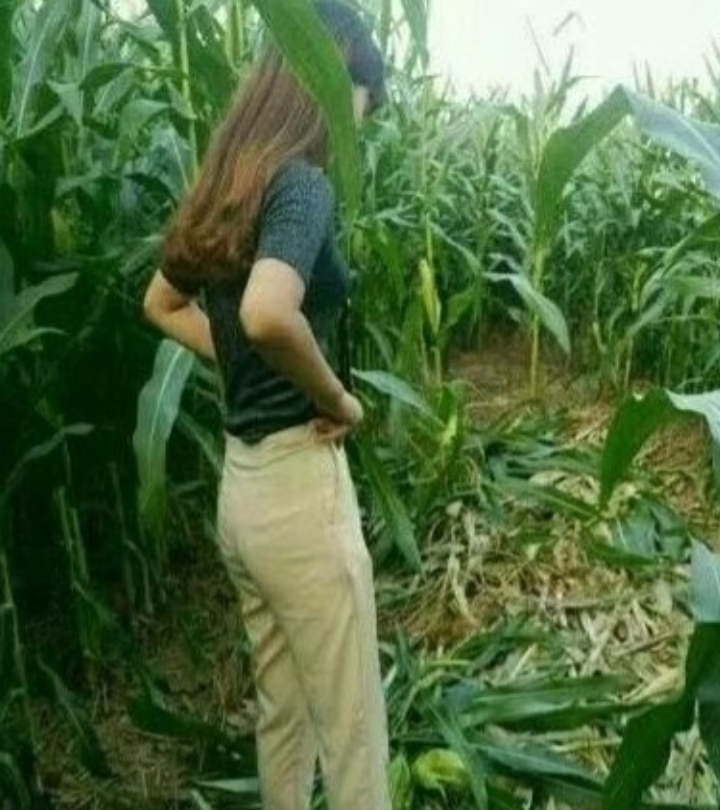 重庆，27岁的小伙周某，晚上见到一年轻女子独自散步，竟起歹心，从背后抱住女子，拖