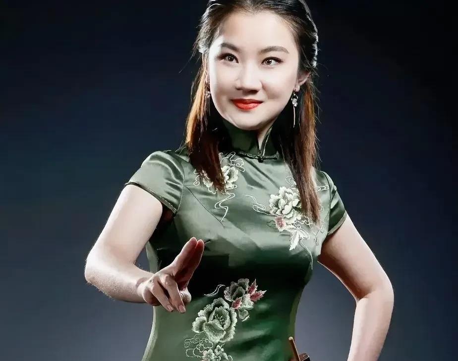 快来看看，郭德纲抖音直播学会谢榜了！

今天，陶婉岚给郭德纲直播间当了主播。
